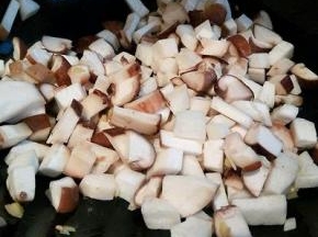 热锅，凉油，炒香生姜，蒜泥，放入切好的丁煸炒，