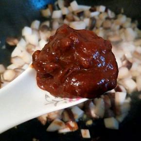 炒制菇变软，加料酒，黄豆酱，翻炒，
