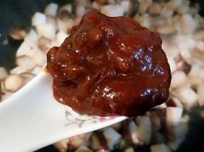 炒制菇变软，加料酒，黄豆酱，翻炒，