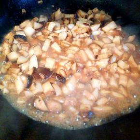  加一点点盐，白糖，提味，