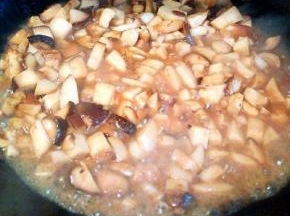  加一点点盐，白糖，提味，