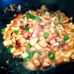 撒青红椒丁，木薯粉水勾芡，酱香浓郁，下饭菜，也可以是拌面的酱料！