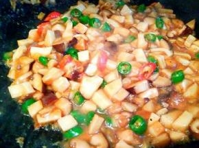 撒青红椒丁，木薯粉水勾芡，酱香浓郁，下饭菜，也可以是拌面的酱料！