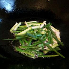 锅热，放油，放入葱段，小火慢慢炸（葱段提前洗好，晾干水份，不会溅油）