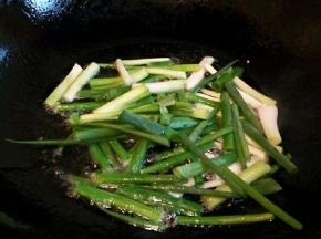 锅热，放油，放入葱段，小火慢慢炸（葱段提前洗好，晾干水份，不会溅油）