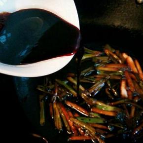 炸制葱段变色，倒入所有的调料（调料可以提前放在一个碗里）