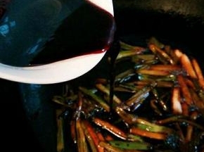 炸制葱段变色，倒入所有的调料（调料可以提前放在一个碗里）