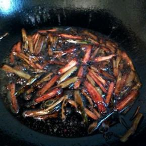 一会就开了，（倒入调料的时候，小心油）放入一个干净的碗里，下次吃面，可以直接用，