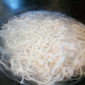 锅里水开，下面条，煮熟捞出，