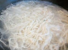 锅里水开，下面条，煮熟捞出，