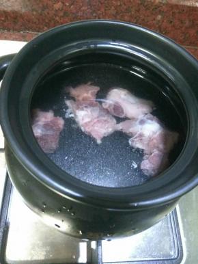 薏米提前浸泡30分钟（不浸泡就得煮久一点），跟排骨一起煮