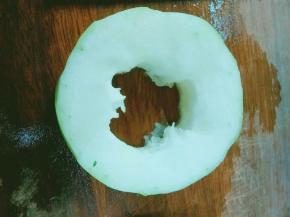 冬瓜去皮去瓤，洗净，切块