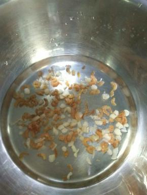 海米和干贝洗净，用少量清水浸泡一会