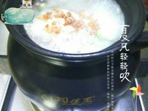排骨汤熬好后，放入冬瓜，海米跟干贝也铺上（浸泡海米的清水也别浪费，可以一点一点添进去，会让汤更鲜美，也可以防止火大时溢锅）