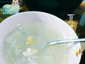 10-15分钟后，冬瓜变透明，加点盐调味，关火。
