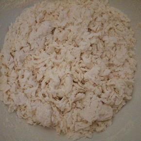 用开水和面，筷子拌成絮状就可以了（面粉吸收水分不一样，加的水也不一样，只要拌成絮状就不用加水了）