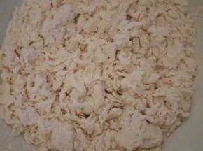 用开水和面，筷子拌成絮状就可以了（面粉吸收水分不一样，加的水也不一样，只要拌成絮状就不用加水了）