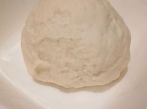 揉成团，盖保鲜膜放一边，