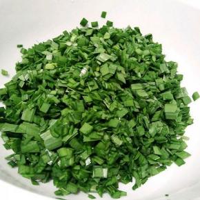  韭菜用刀切成末，(韭菜可以提前洗好控水)