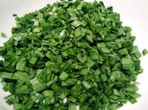  韭菜用刀切成末，(韭菜可以提前洗好控水)