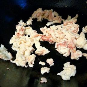 鸡蛋打散，加一点水，这样炒好的鸡蛋又多又蓬松，油热了以后，下鸡蛋液，用筷子快速拌散，起锅，晾凉，