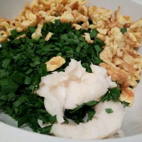 把鸡蛋块，猪油，芝麻油，十三香，盐，味精，放一起，用勺子拌均匀就可以，