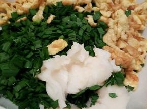 把鸡蛋块，猪油，芝麻油，十三香，盐，味精，放一起，用勺子拌均匀就可以，