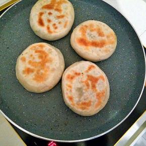 不粘锅刷一点点油，电烤炉慢慢烤，烤成两面金黄即可！