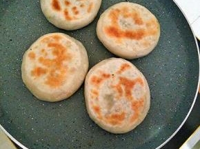 不粘锅刷一点点油，电烤炉慢慢烤，烤成两面金黄即可！