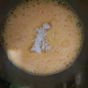 把3个鸡蛋打入碗里，滴3滴白醋，也可以换成柠檬汁，（碗必须无油无水）一次性加入糖，用打蛋器打发。（鸡蛋冰箱冷藏取出，记得回温，全蛋在40℃的温度下最好打发，所以你可以将打蛋盆坐在温水里，使蛋液升温到40℃左右，温度不能太高，否则会影响蛋沫的稳定性。）