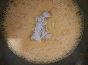 把3个鸡蛋打入碗里，滴3滴白醋，也可以换成柠檬汁，（碗必须无油无水）一次性加入糖，用打蛋器打发。（鸡蛋冰箱冷藏取出，记得回温，全蛋在40℃的温度下最好打发，所以你可以将打蛋盆坐在温水里，使蛋液升温到40℃左右，温度不能太高，否则会影响蛋沫的稳定性。）