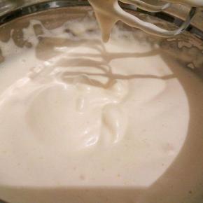 一直打发到蛋液变得非常稠厚，提起打蛋器，滴落的蛋液能在打蛋盆里画出清晰纹路且能维持几秒不消失，就打发好了