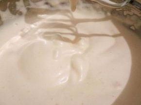 一直打发到蛋液变得非常稠厚，提起打蛋器，滴落的蛋液能在打蛋盆里画出清晰纹路且能维持几秒不消失，就打发好了