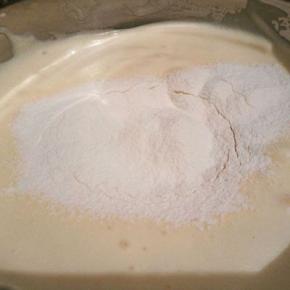 将过筛的面粉分3次加入打发好的蛋液里，从底部往上翻拌的方式快速翻拌均匀，