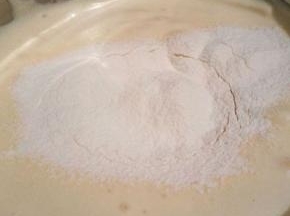 将过筛的面粉分3次加入打发好的蛋液里，从底部往上翻拌的方式快速翻拌均匀，