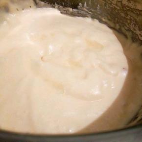 一次性加入玉米油，同样的方法，翻拌均匀，