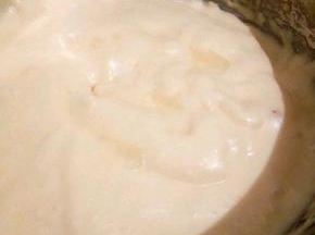 一次性加入玉米油，同样的方法，翻拌均匀，