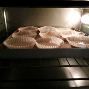  拌好的面糊，倒入模具8分满，震出大气泡，烤箱170度预热10分钟，放中层，上下火165度，15分钟，