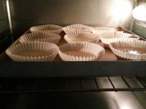  拌好的面糊，倒入模具8分满，震出大气泡，烤箱170度预热10分钟，放中层，上下火165度，15分钟，