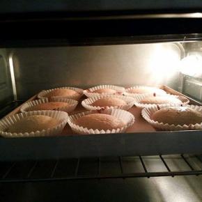 直到完全膨胀起来，表面呈现金黄色就可以出炉了（请根据实际情况调整烘烤的温度与时间，）