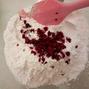 切碎的蔓越莓放入木薯粉里，