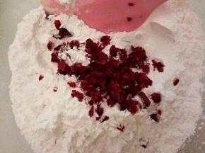 切碎的蔓越莓放入木薯粉里，