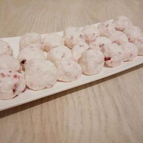 左手手心放一点干的木薯粉，右手弄一点拌好的木薯粉混合液，揉成小球（拍的距离近，看起来有点大）揉好马上放在左手手心，（不然不会成团），