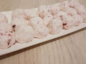 左手手心放一点干的木薯粉，右手弄一点拌好的木薯粉混合液，揉成小球（拍的距离近，看起来有点大）揉好马上放在左手手心，（不然不会成团），