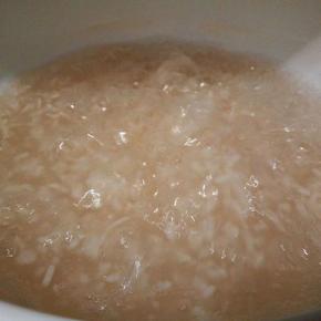 锅里放入酒酿，加入适量的水煮开，