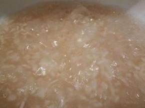 锅里放入酒酿，加入适量的水煮开，