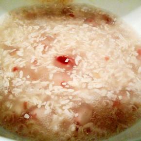  等到水开，加入蔓越莓丸子，煮到蔓越莓丸子浮起，加点木薯粉液勾芡（我喜欢稠的，不喜欢的，可以不用勾芡），