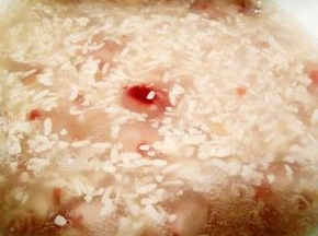  等到水开，加入蔓越莓丸子，煮到蔓越莓丸子浮起，加点木薯粉液勾芡（我喜欢稠的，不喜欢的，可以不用勾芡），