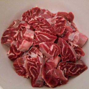 牛腱子切小块，