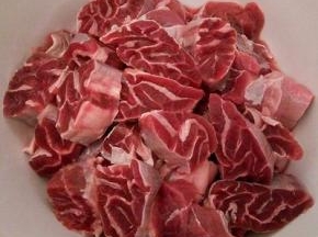 牛腱子切小块，